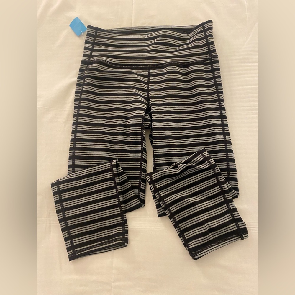 Athleta ladies stripped Capri leggings so cute!!!!